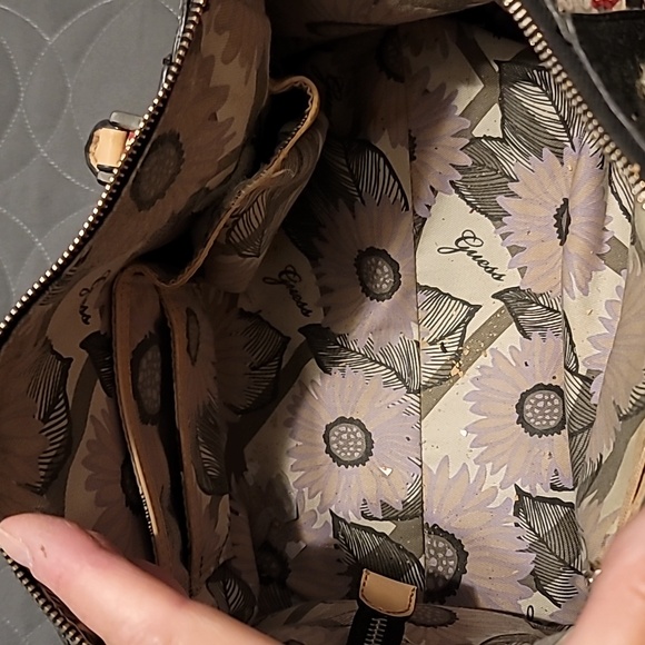 Guess purse - Picture 4 of 14